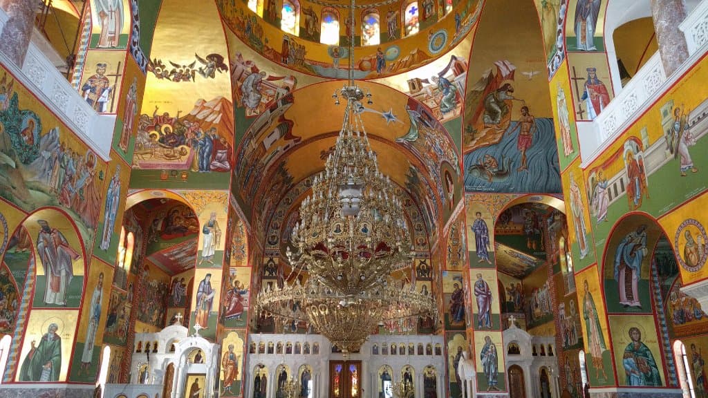 Chiesa nuova - Lampadario e pitture