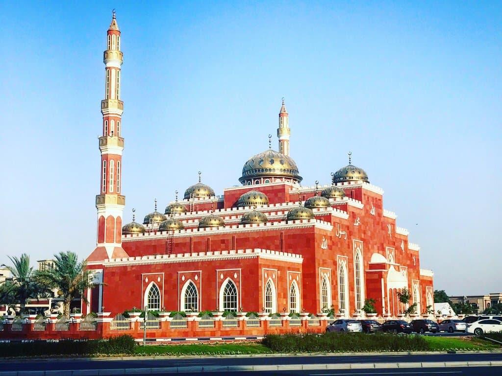 مسجد السلام واحة إسلامية دينية كريمة بكرم أهل الامارات و علامة معمارية فذة و مكن ترتاح فية النف