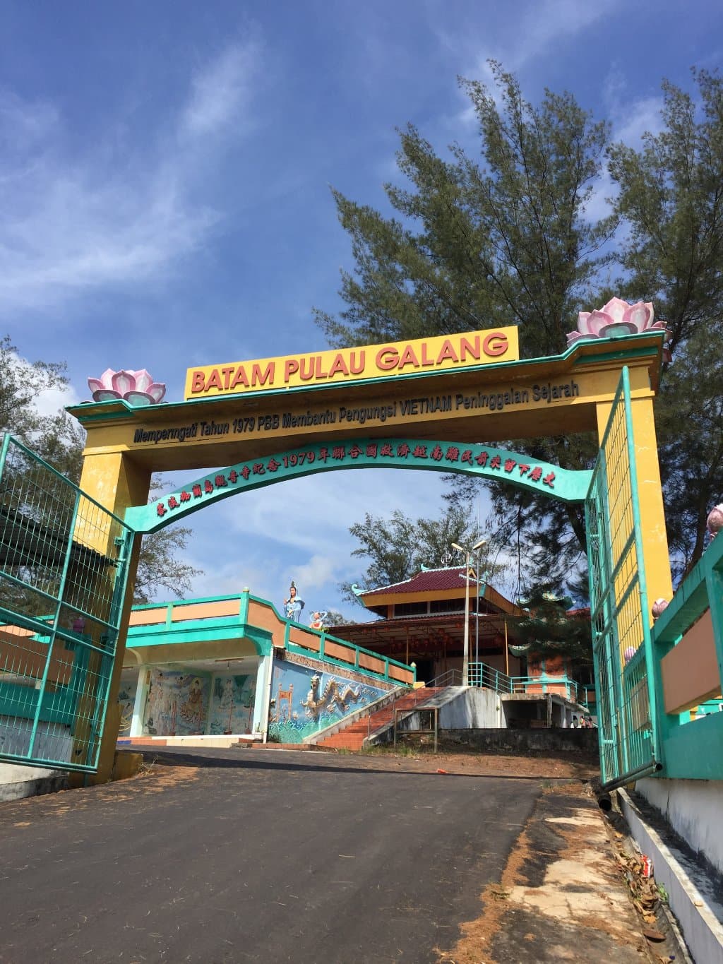 Gerbang menuju Vihara Quan Am Tu