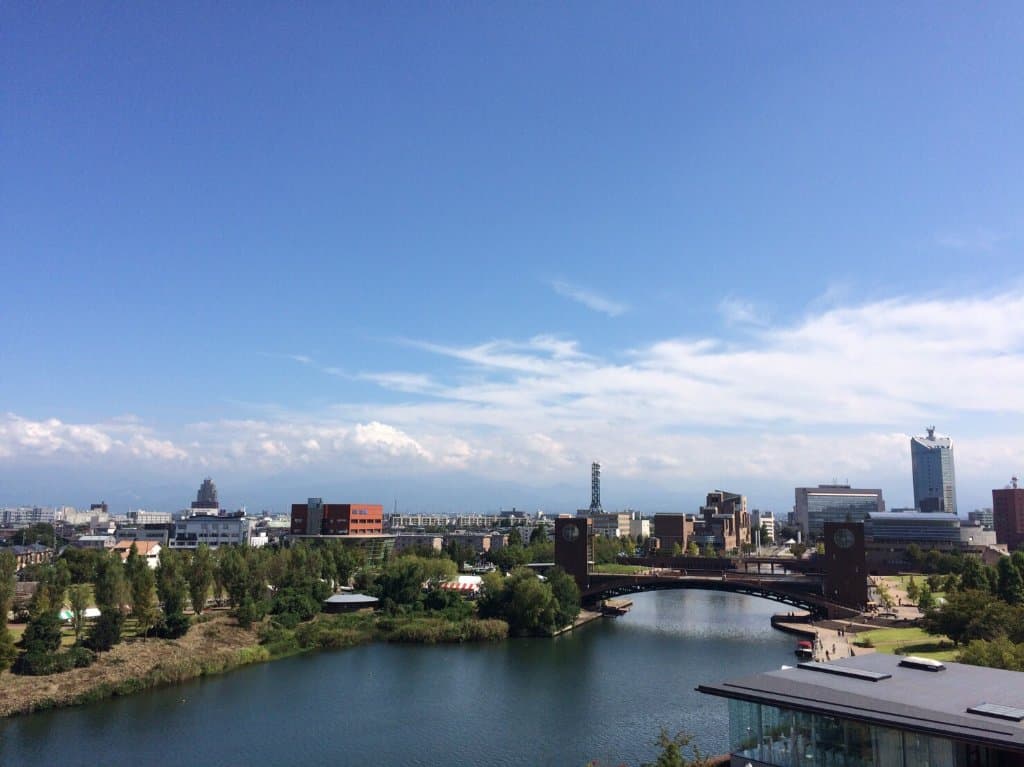 富山県美術館がオープンしました。前の富山県立近代美術館より明るく開放的で素晴らしいです。環水公園が前にあってとても良い場所なので一度行って観て下さい。