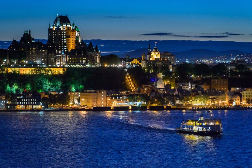 La traverse Québec-Lévis et la ville de Québec illuminée la nuit