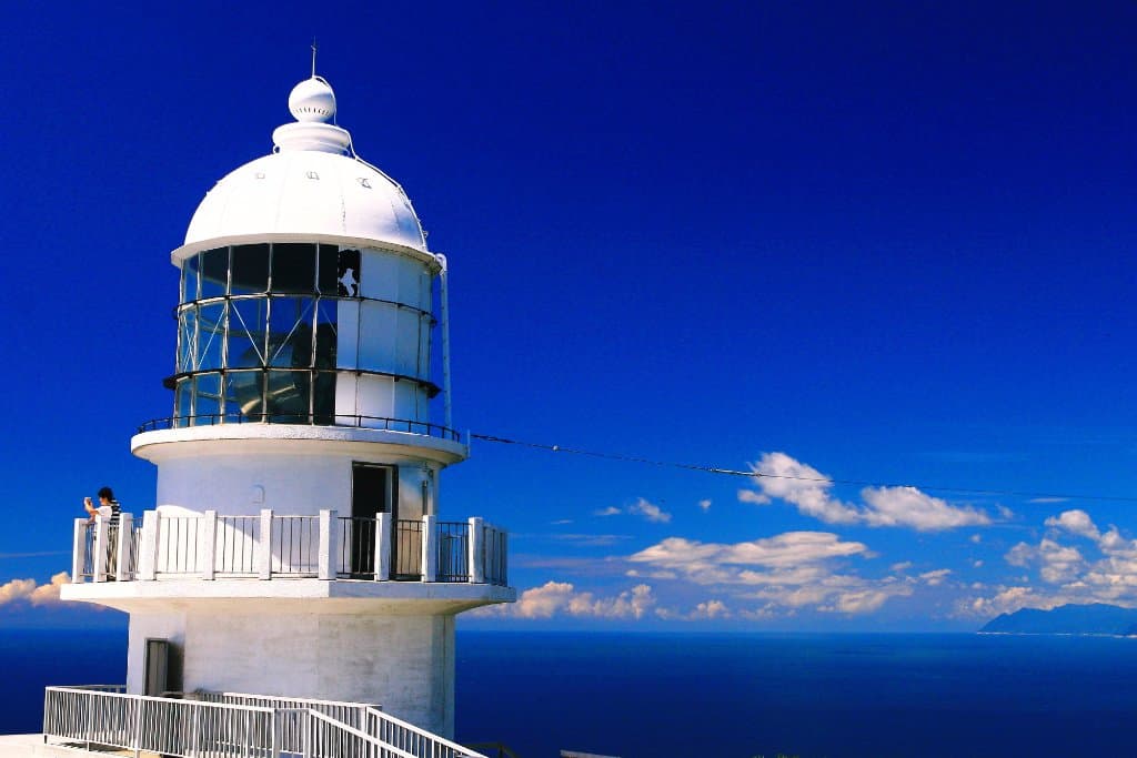 白い灯台と青い空・１