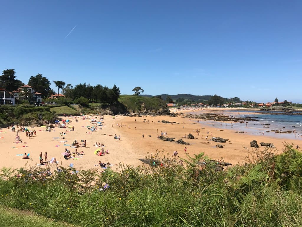 En marea baja, la playa de La Isla se une a la del Barrigón