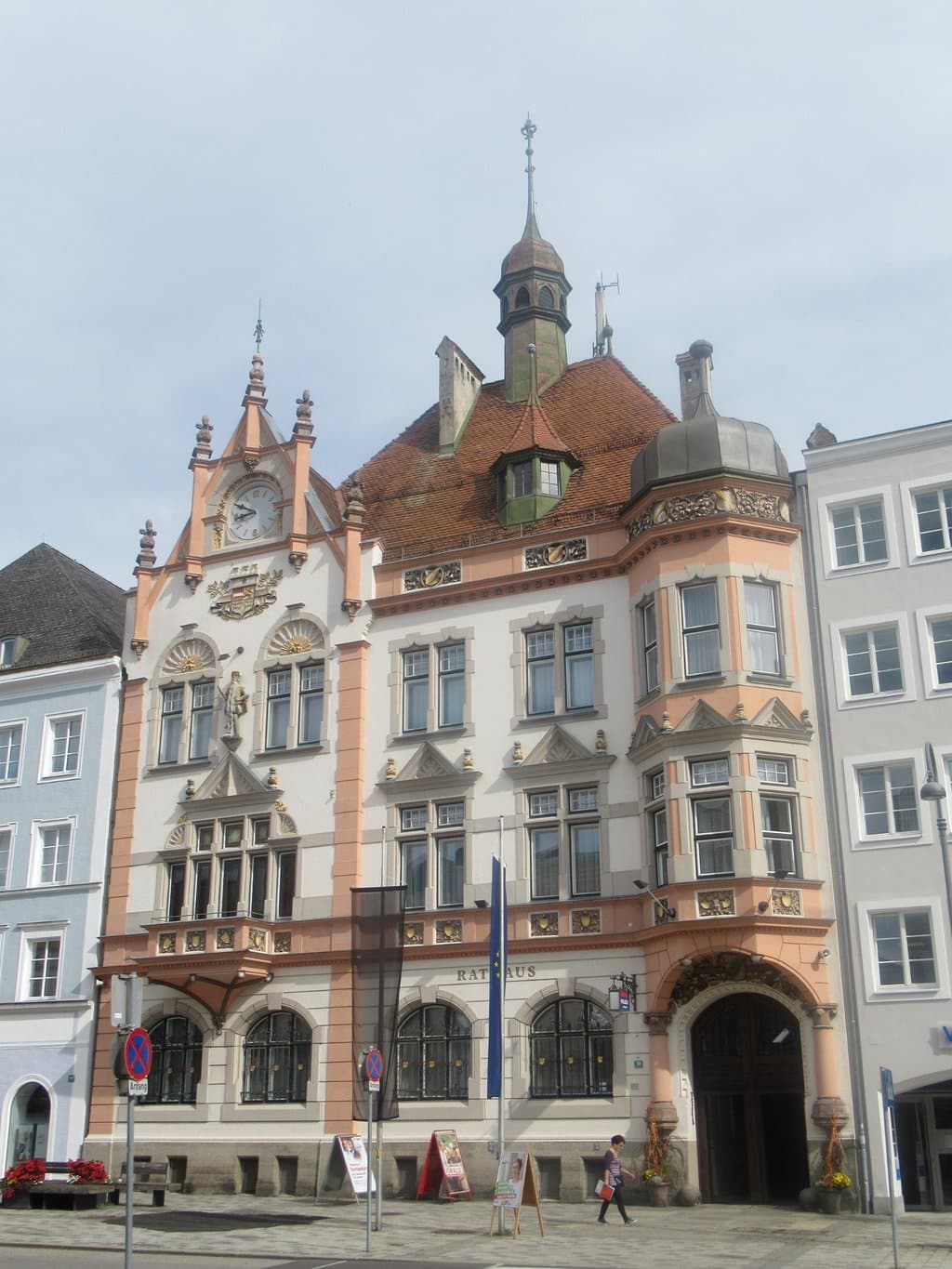 Rathaus from within square.