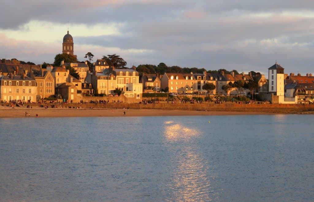 Fin de journée à la plage des Bas-Sablons.