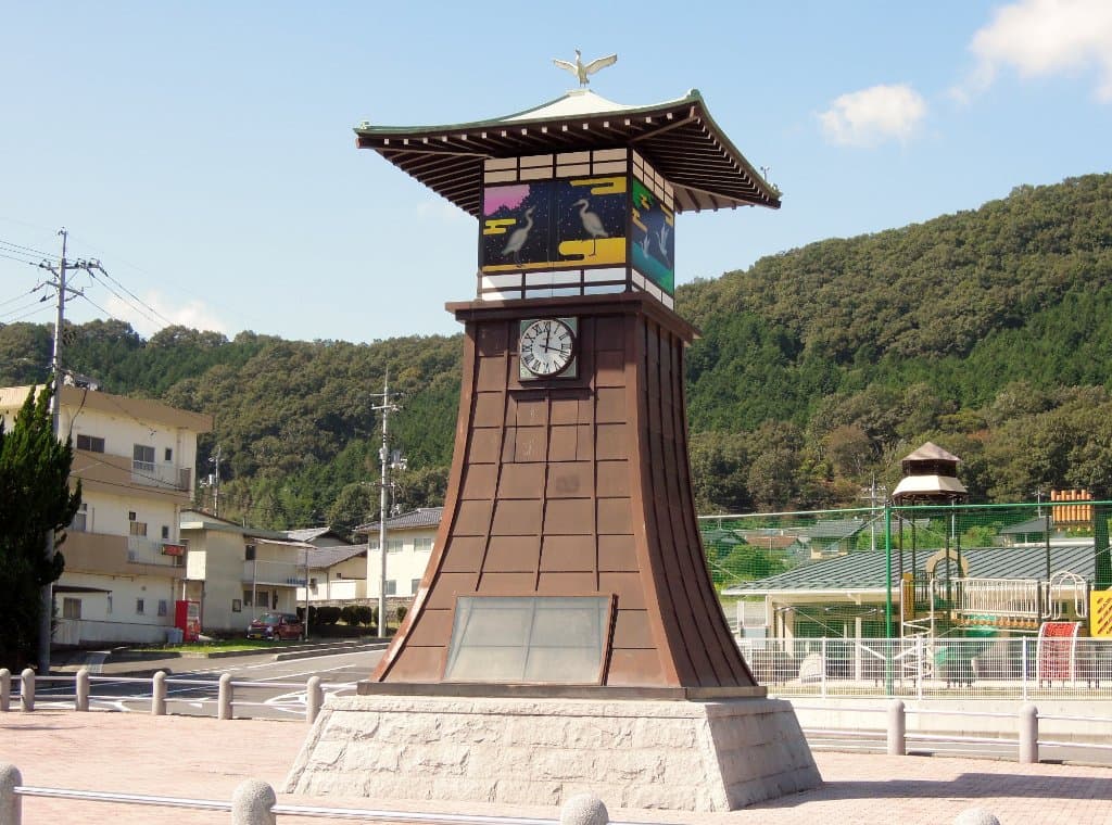 温泉街の北側にある