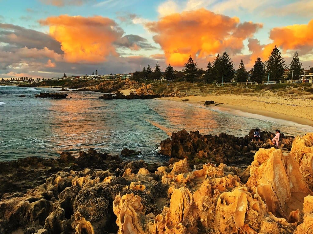 礁石作前景，云彩作背景，再加上海河沙滩，这样的人物剪影主体能不漂亮吗？如果你想欣赏最美日落就来珀斯，他的整个西海岸都是官景的瞭望台。这里还不是专门的景点，但已经美得一发不可收拾。