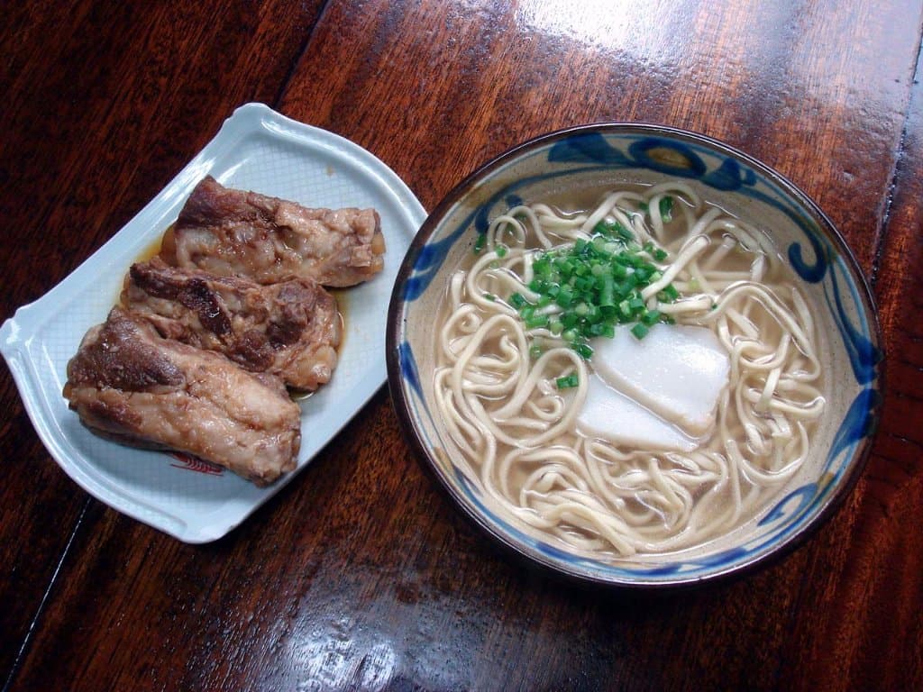 軟骨ソーキそば。軟骨まで柔らかく煮込んでます。