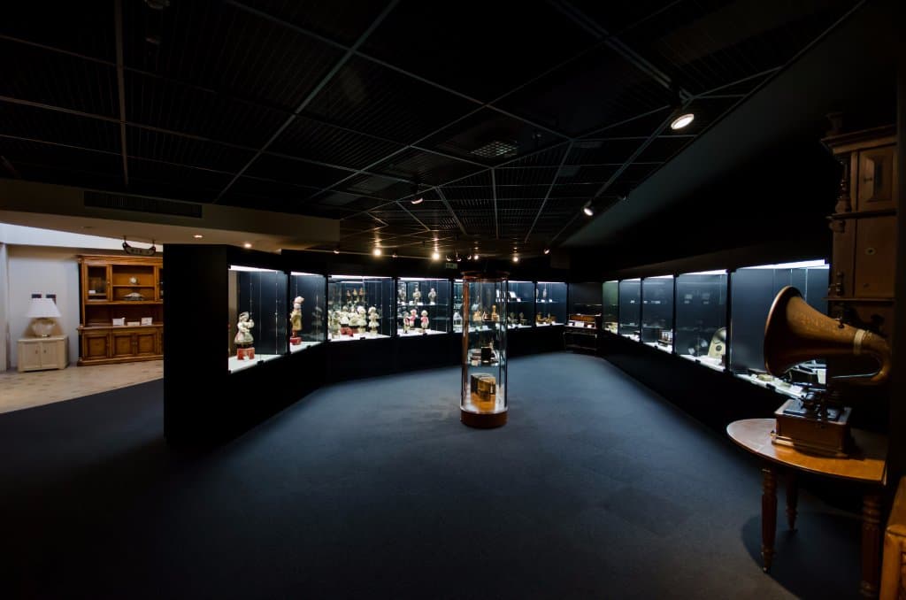 展示室C　オートマタや小型のオルゴールが展示されています。