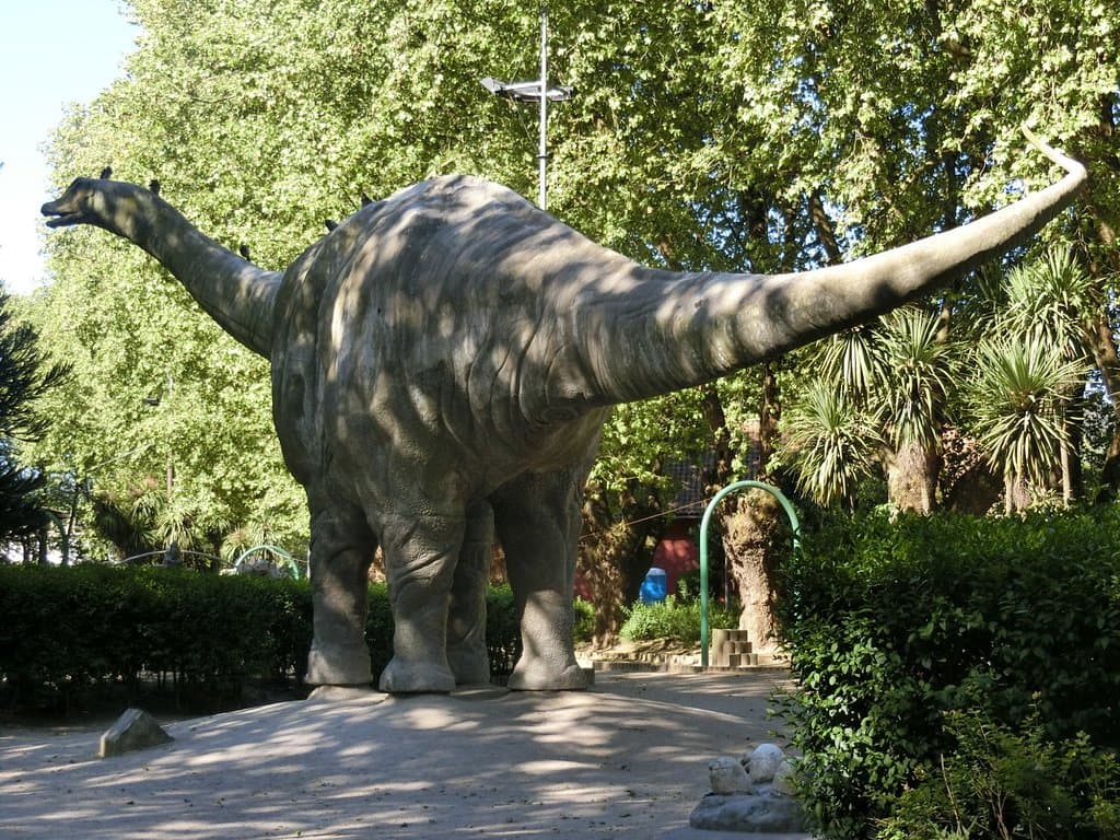 Great dinosaur statue!