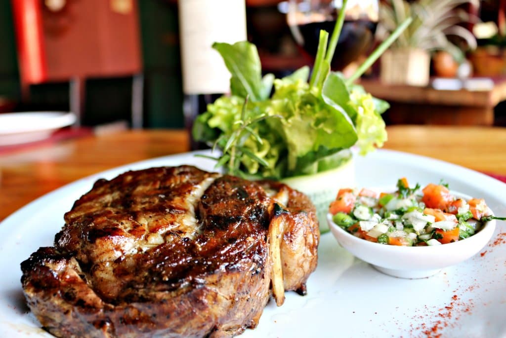 Ojo de Bife, con mix de ojas verdes y salsa criollo (Olho de bife com mix de filhas verdes e mol