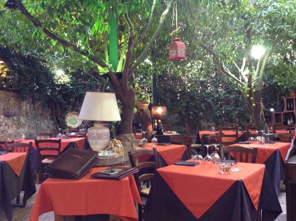 Apprezzerete i nostri piatti seduti in un caratteristico giardino siciliano 