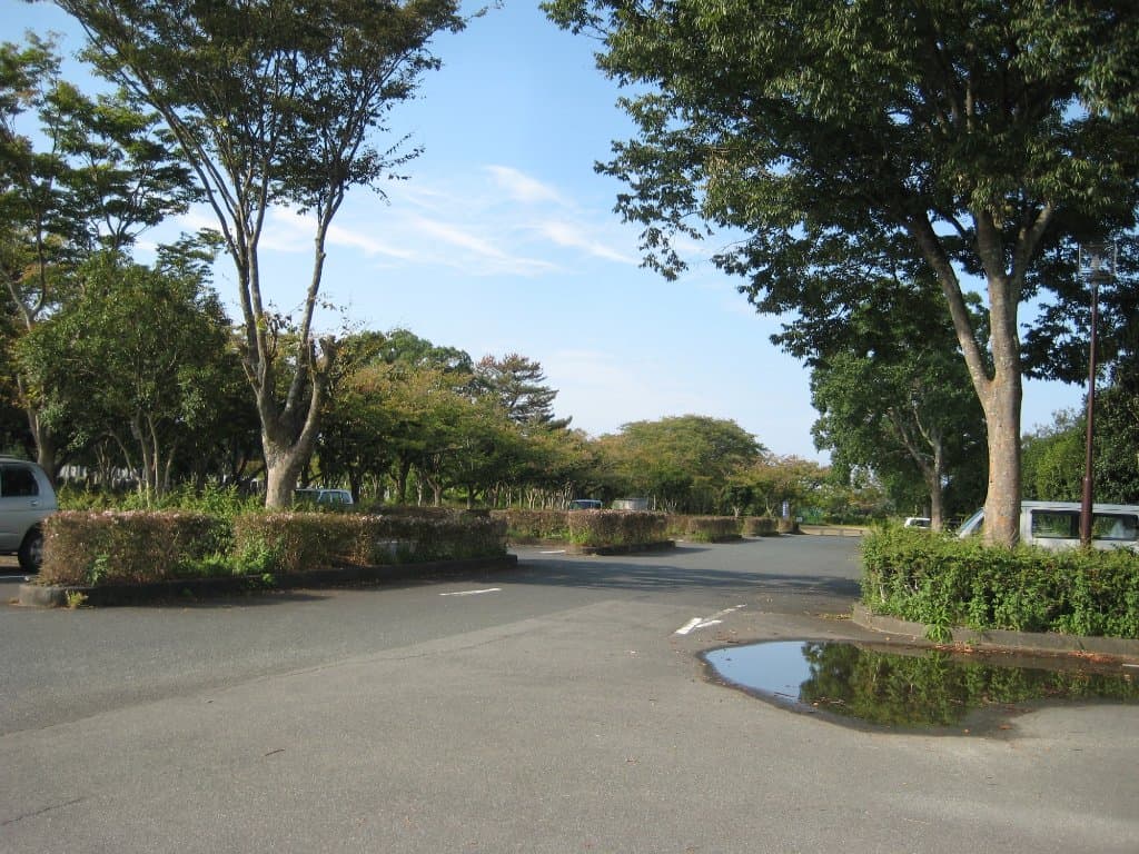 墓地と駐車場になっている