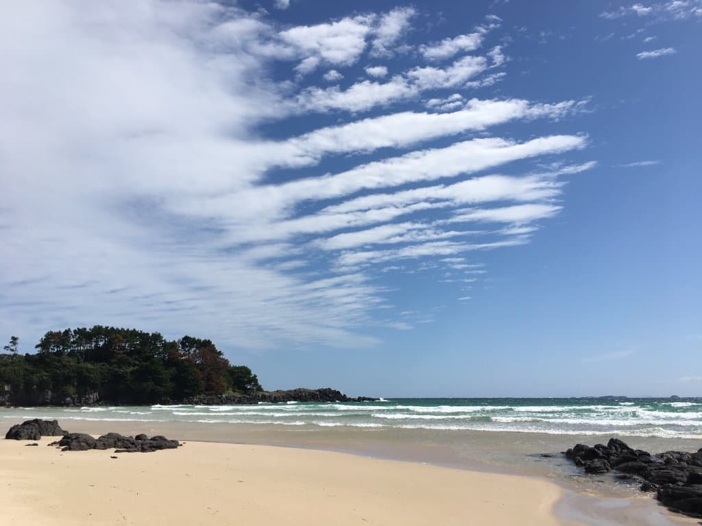 大浜海水浴  遠浅の海。干潮時には波模様が現れ、異空間の中にいる気持ちになります。