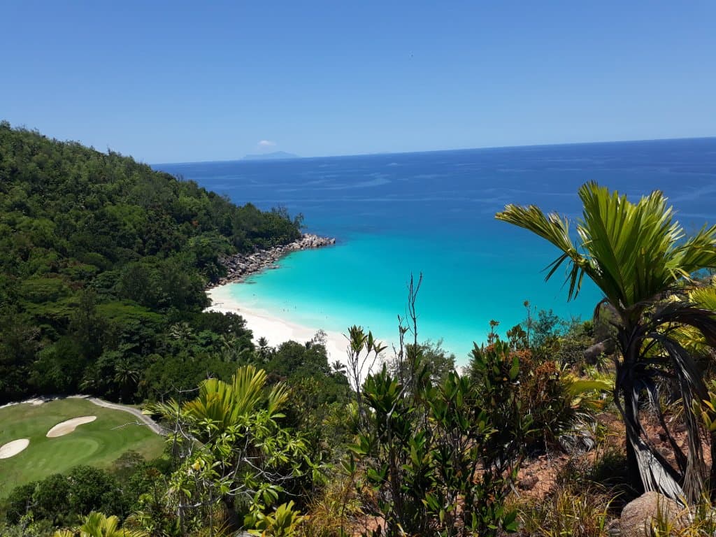 Aussicht auf den Anse Georgette über den Fussweg.