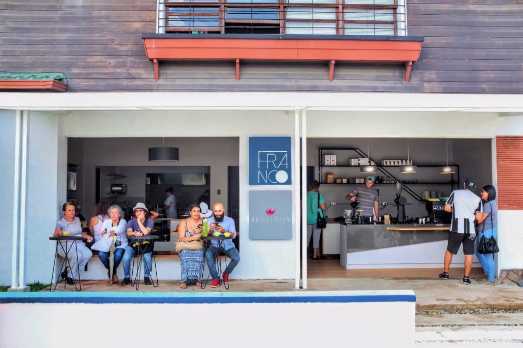 Somos un espacio para todo el día, de desayunos y cafe, hasta bocas y vino.