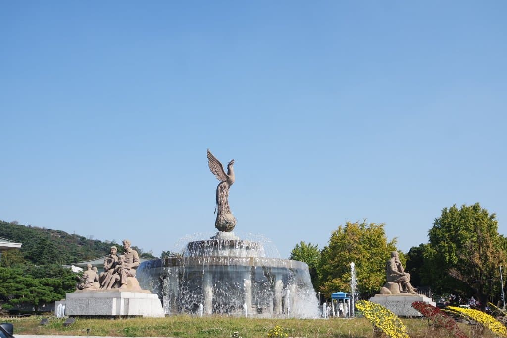 the huge water fountain in front of the Sarangchae