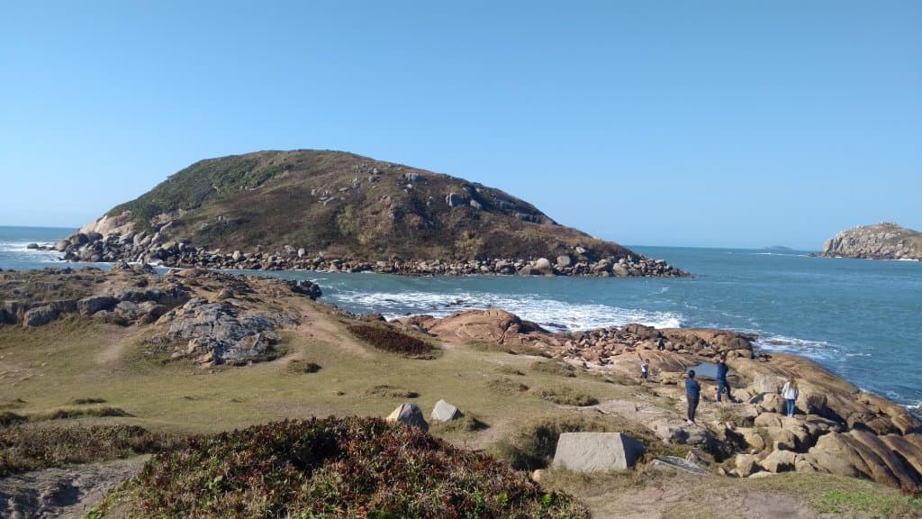 vista das pedras na ponta da praia