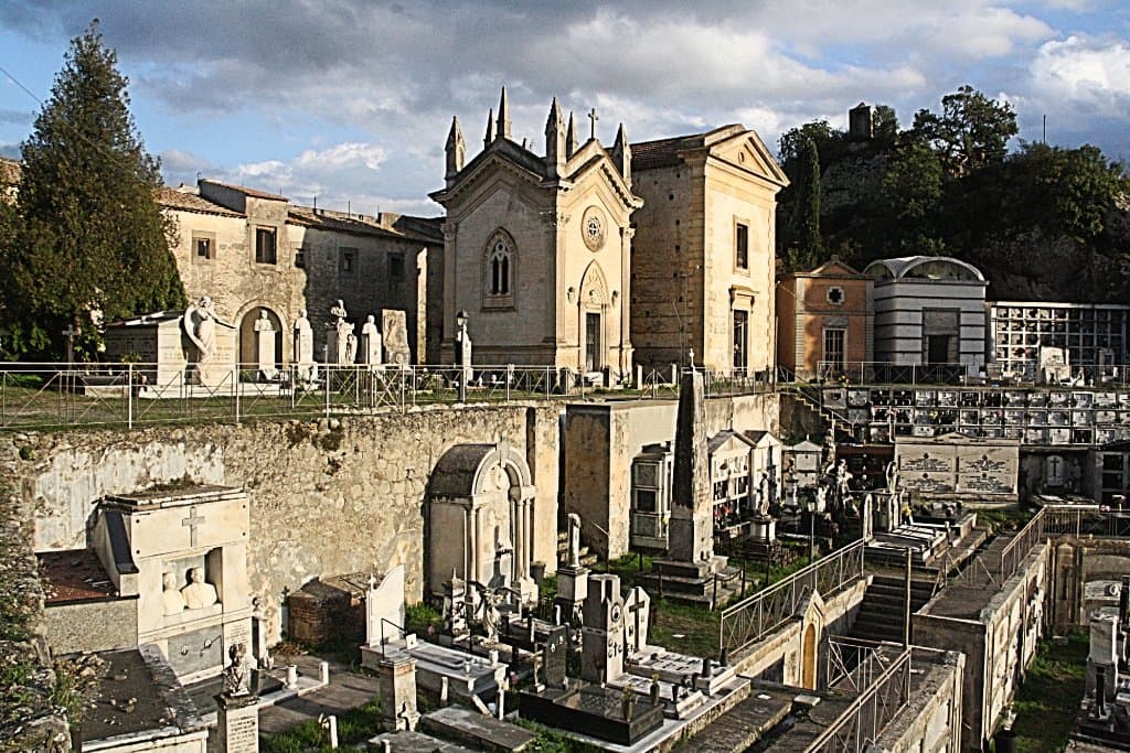 De aangrenzende begraafplaats