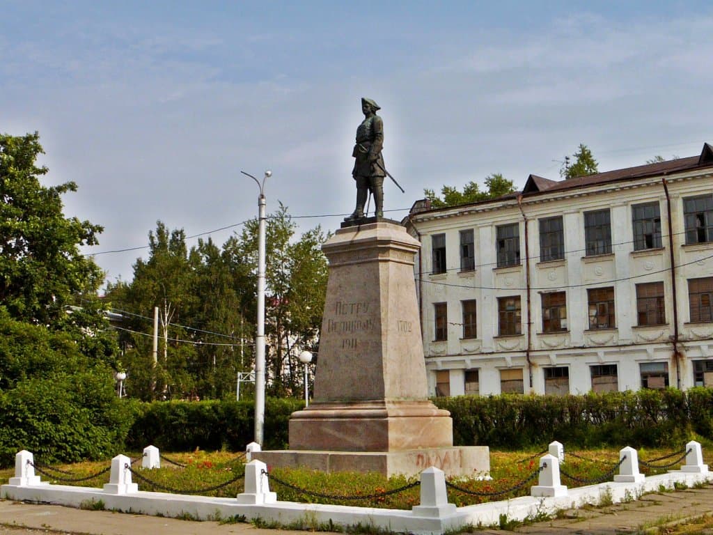 Петр 1 в петровском сквере на берегу Северной Двины.