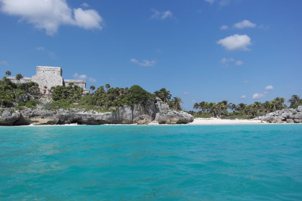 Les ruines, depuis la mer