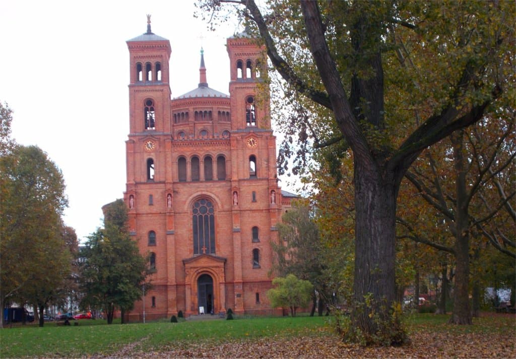 Iglesia de St. Thomas, en el parque de Mariannenplatz