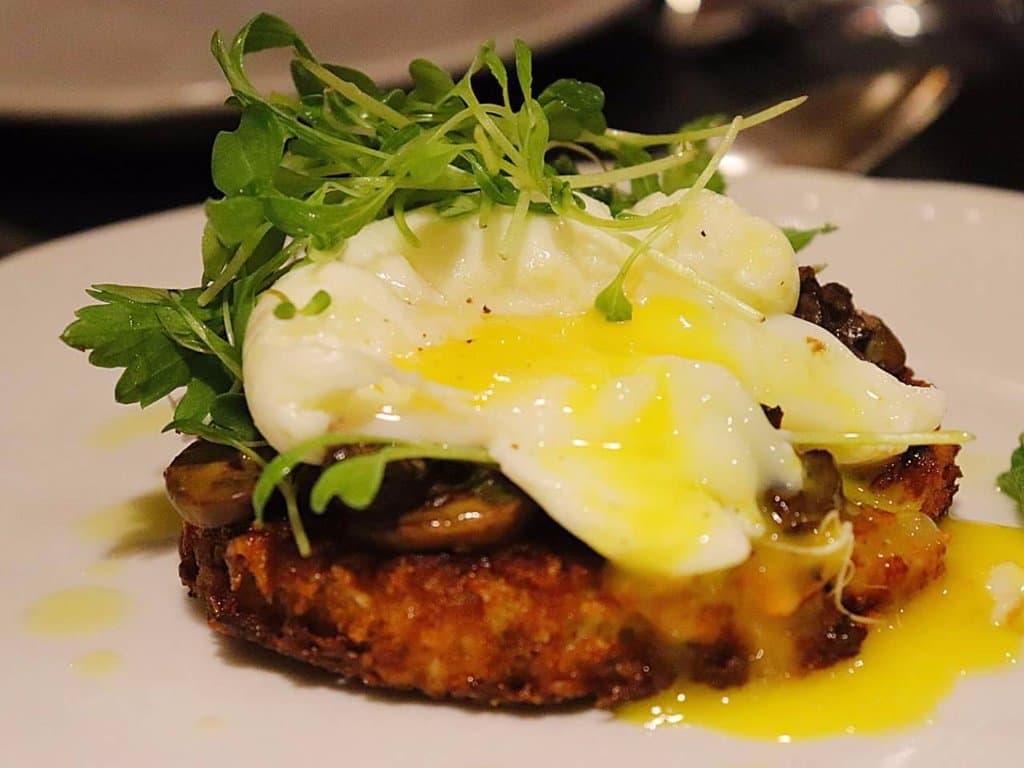 TORTILLA DE MANDIOCA CON HONGOS SALTEADOS,  ENSALADA DE HIERBAS Y HUEVO ESCALFADO (Cassava rosty