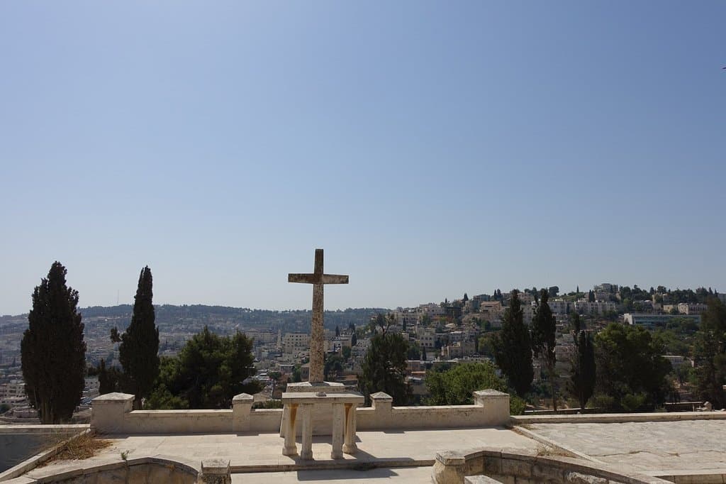 An diesem Kreuz müsst ihr runterlaufen, die Treppen sind jeweils auf rechten und der linken Seit