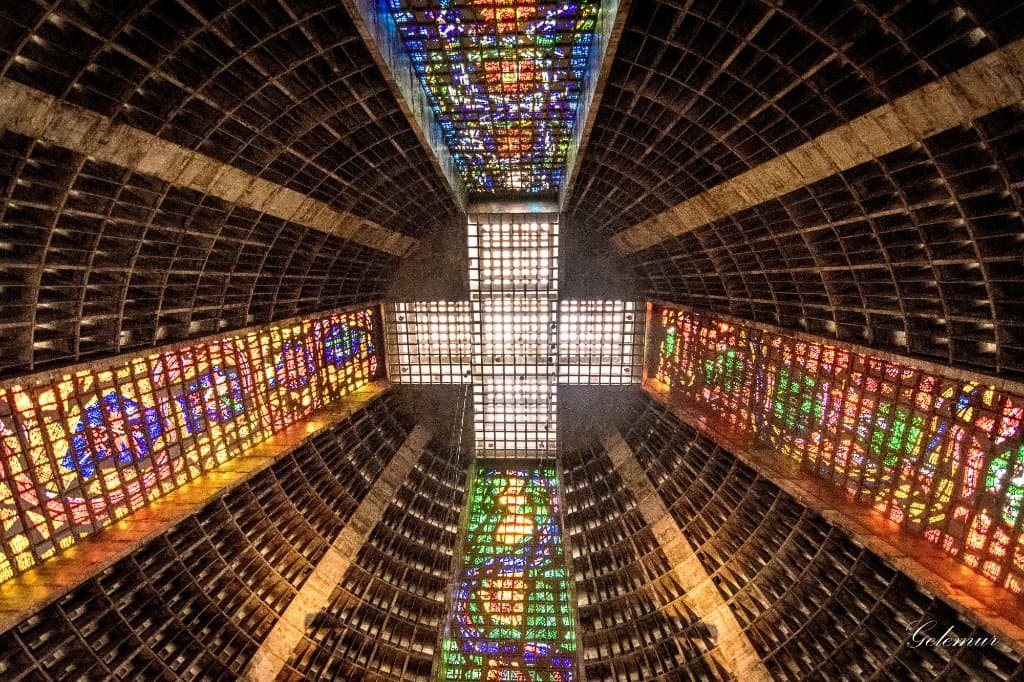 Impresionante altura (75 mts) y dispuestas en forma de cruz los paneles de vitraux