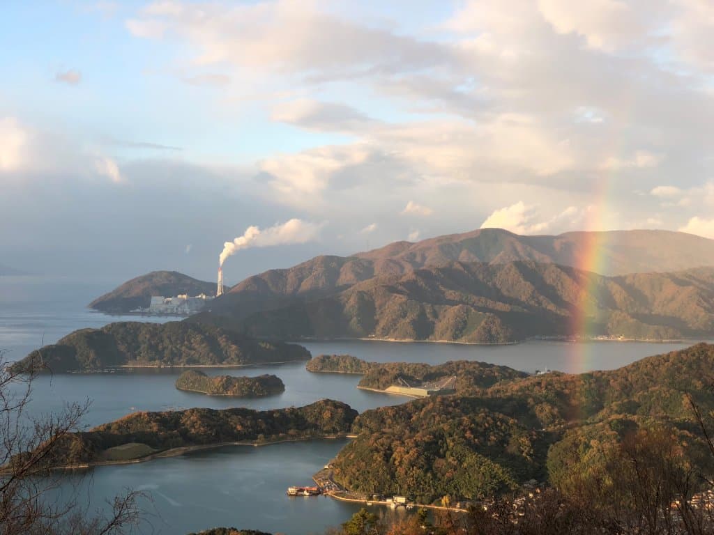雨が降ったり、晴れ間がでたり・・タイミング良ければこんな場面に出会えます。11月中旬撮影