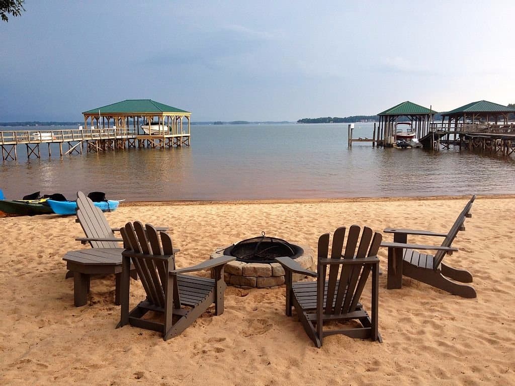 There are homes on the lake with there own beach.....