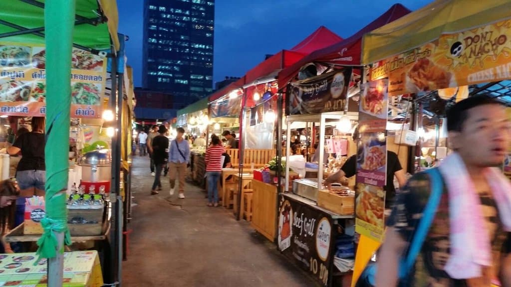 Rot Fai food stalls