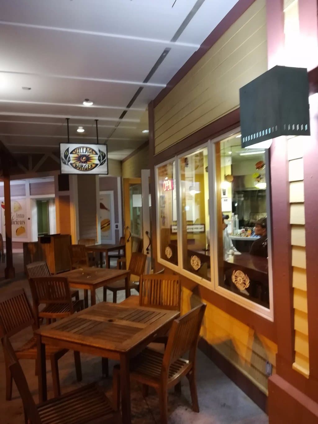 店の入り口。外でも中でも食べられます。