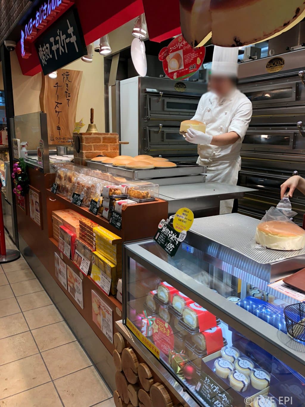 りくろーおじさんJR新大阪駅中央口店の外観と実演