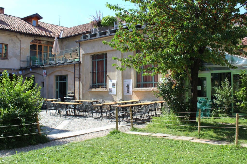 Corte Sud - tavoli esterni di un posto a Milano