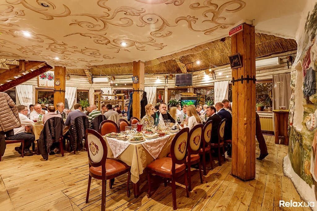 Стіл для великоі компаніі