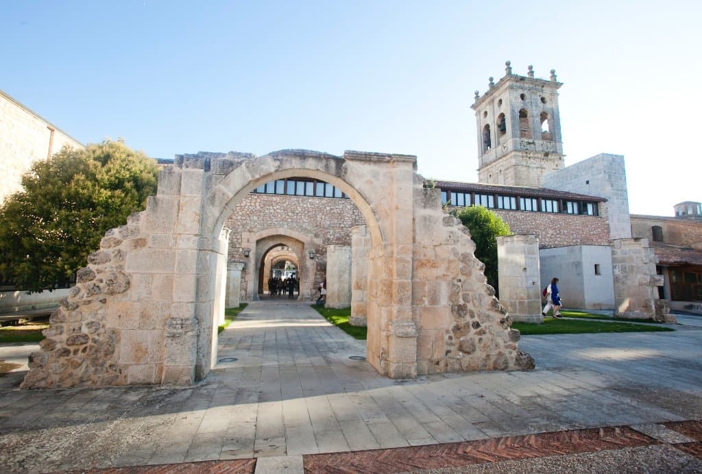 El antiguo Hospital del Rey, restaurado a pegotes para ser Rectorado de la Universidad de Burgos
