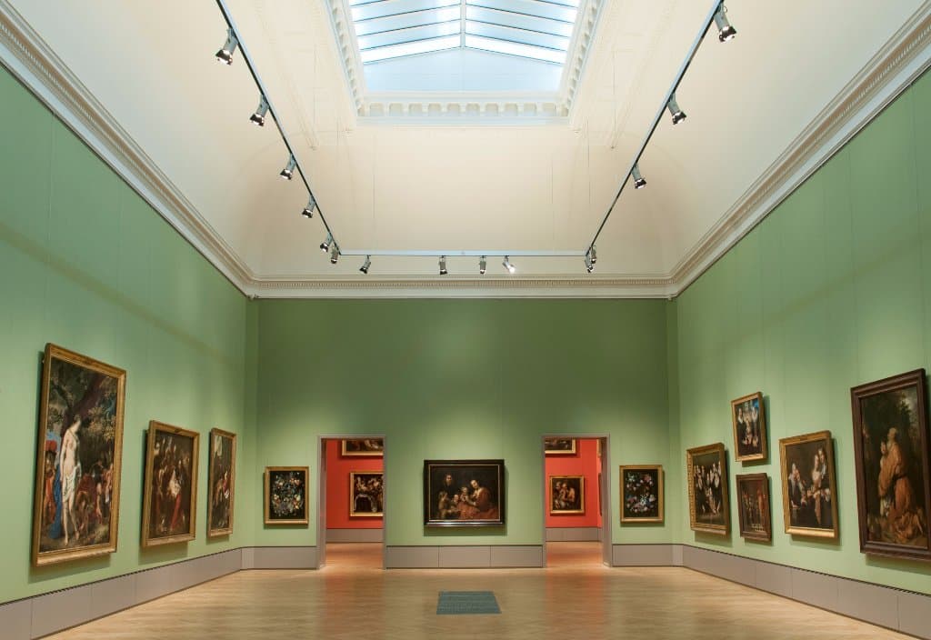Blick in die Gemäldegalerie mit Rembrandts "Familienporträt" auf der Blickachse