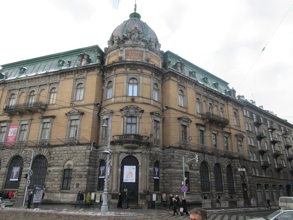 Музей этнографии снаружи (здание Галицкой Ощадной кассы)