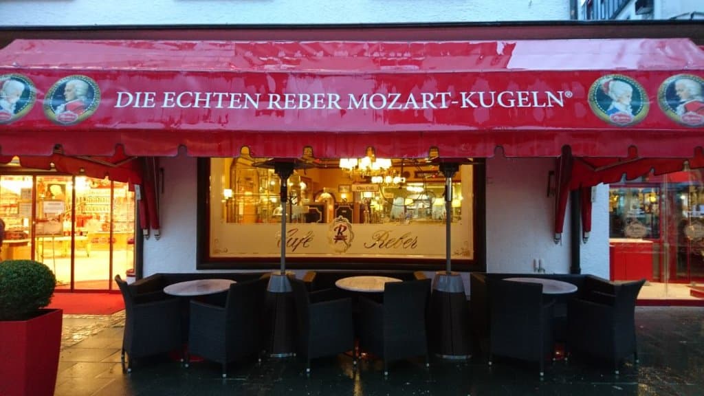 Altes Café von der Straßenansicht 