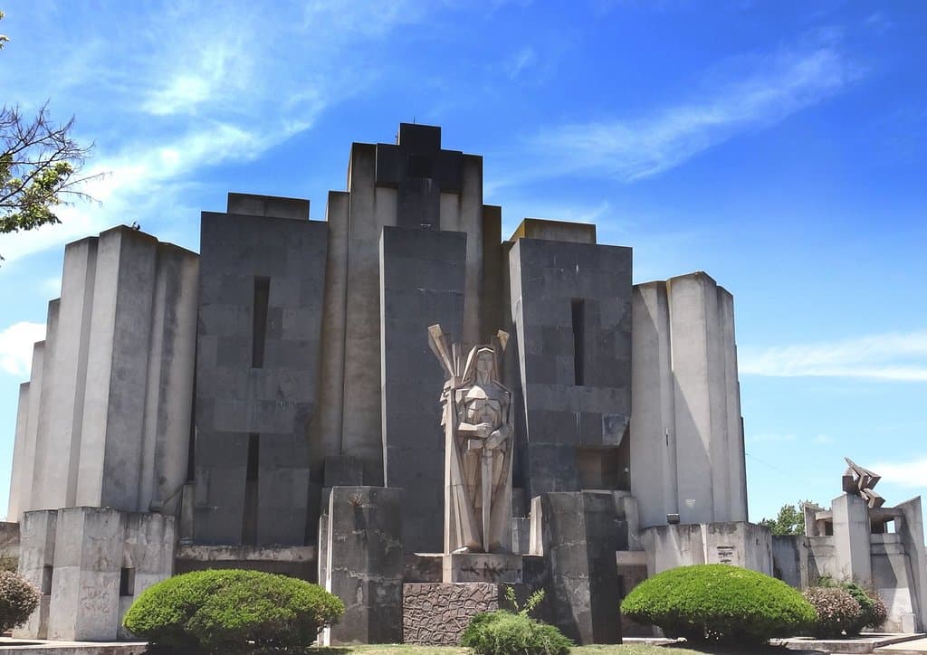 Ingreso al Cementerio Único de Azul. Obra del Arq. Francisco Salamone