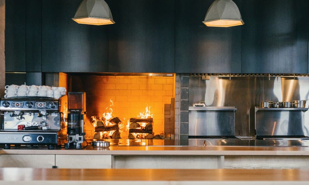 Cuisine ouverte et feu de bois