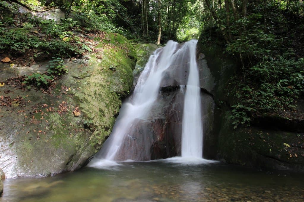 步道入口的Kipungit Waterfall