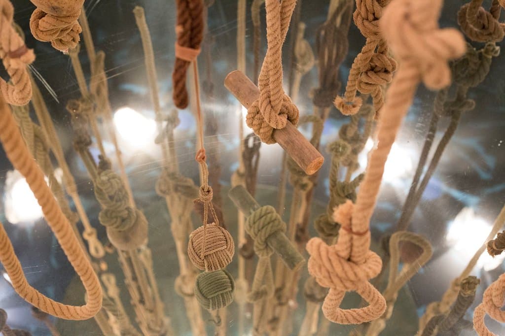 Segunda planta, juego de cuerdas y espejos