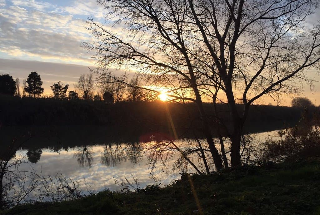 Scattata durante il tramonto: istanti di autentico spettacolo naturale di rifrazione, luce e omb