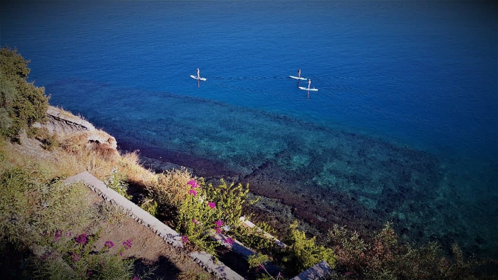 Teras Bahçemizin Önü .Batık Şehir Üzerinde Paddle Board veya Kano Kiralayıp Ada Turu Atabilirsin