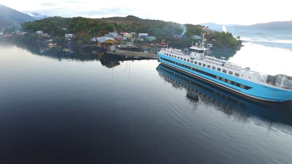 Ferry Crux Australis en Puerto Yungay, Ruta Puerto Edén, Caleta Tortel, Puerto Edén y P. Natales