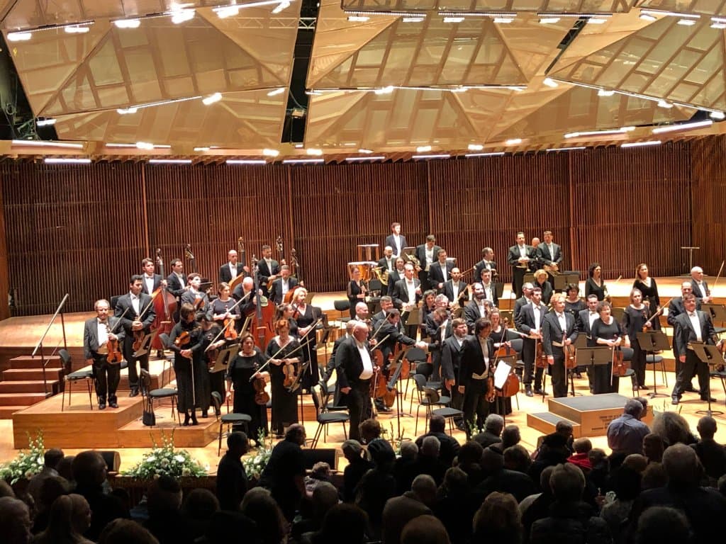 התזמורת על הבמה רגע לפני תחילת הקונצרט