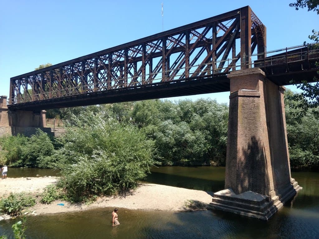 Imagen tomada desde el lado de Villa Arcadia. se puede observar el puente y el arroyo Sauce Gran