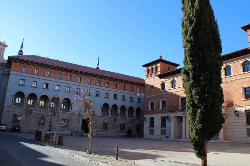 Puerta de Daroca, площадь рядом